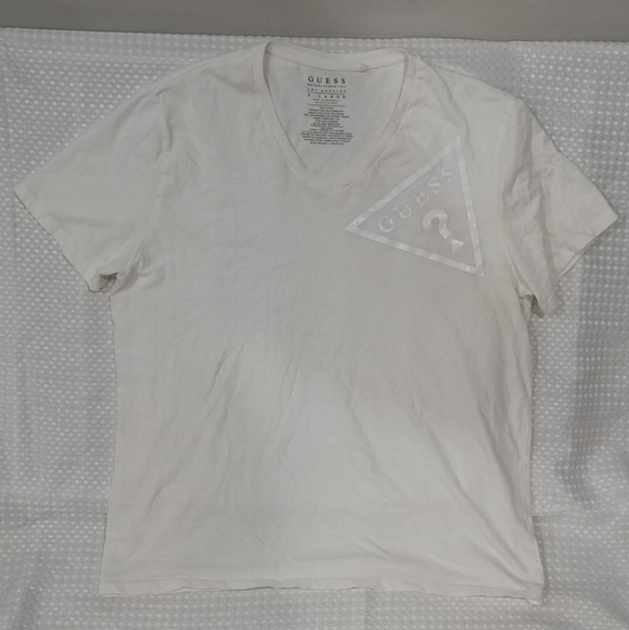 Guess v-neck short sleeve t-shirt. Size XL - Picture 1 of 2